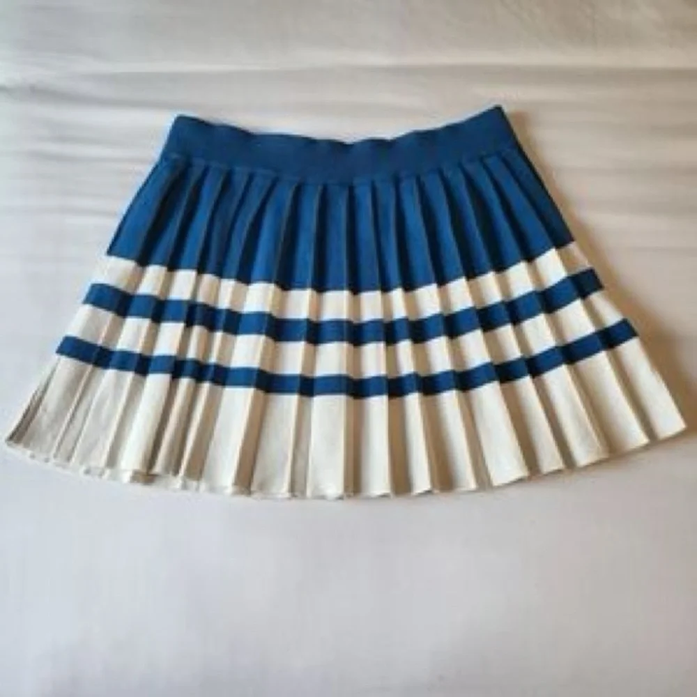 Sexy preppy tennis 🎾 look. Blue and White Pleated Mini Skirt & quarter zip crop